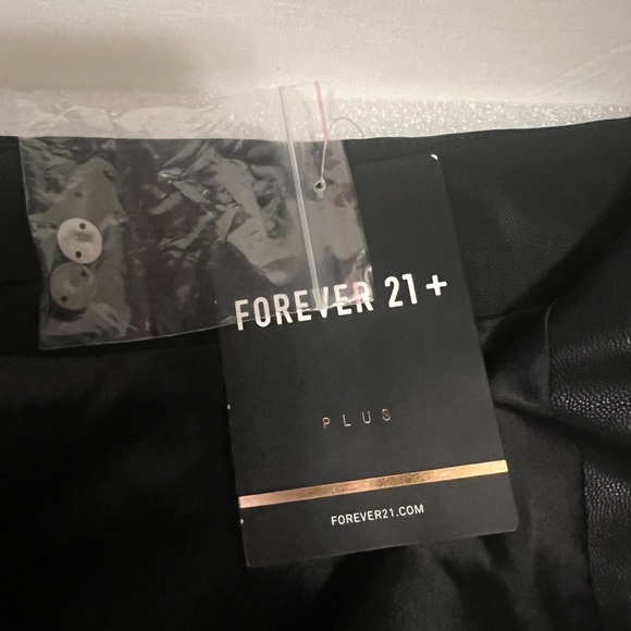 Forever 21 size 2xl. Leather with floral pattern skirt, zip front - Picture 6 of 6